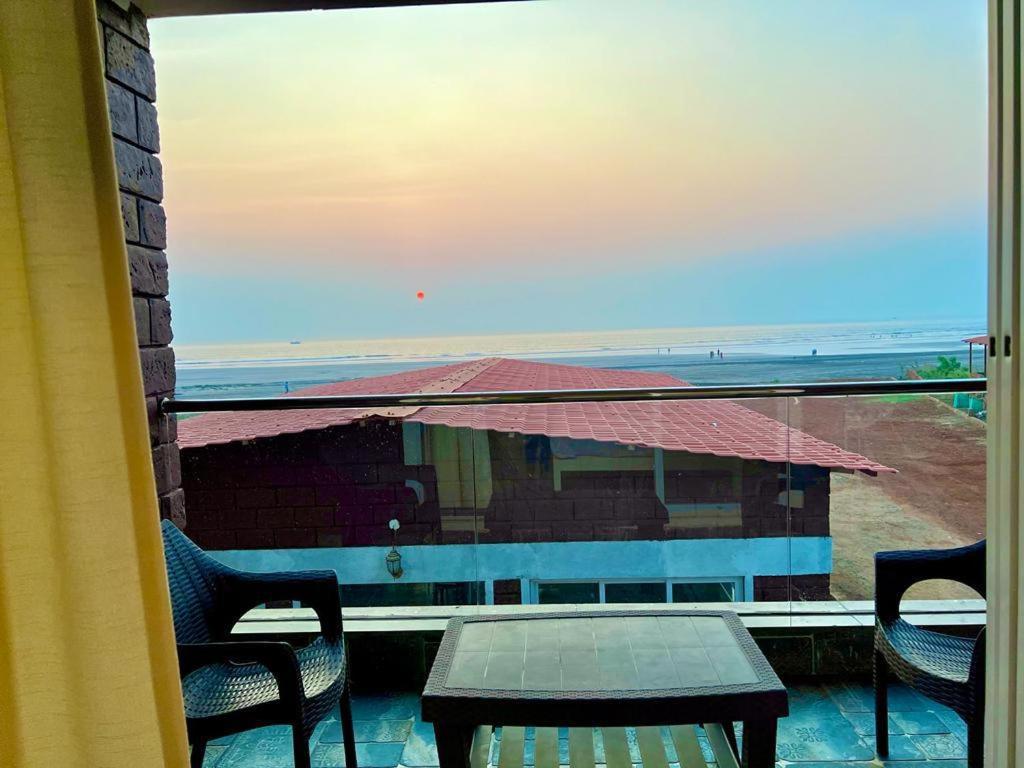 Coastal Bay Beach Resort Harnai Exteriör bild