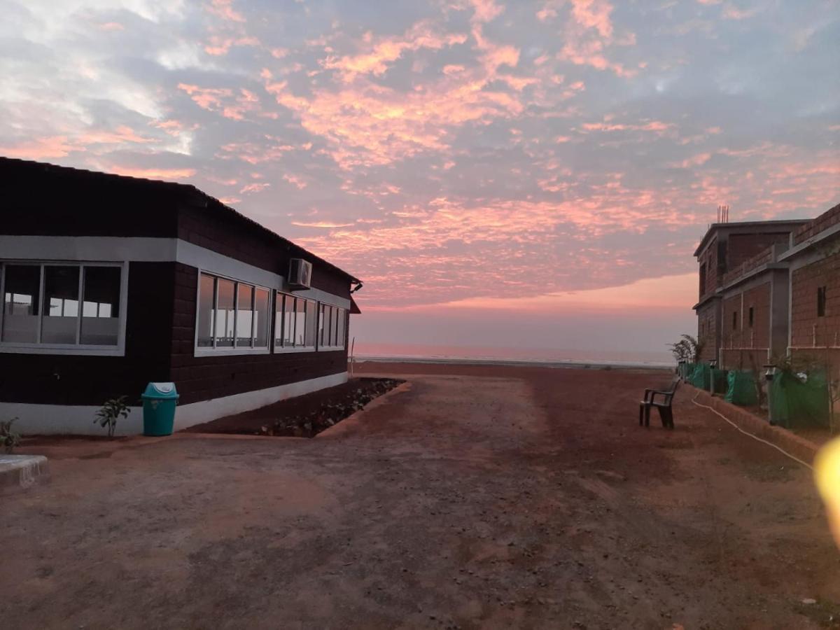 Coastal Bay Beach Resort Harnai Exteriör bild